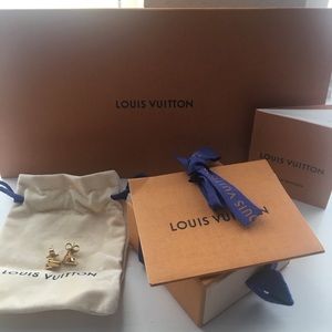 Essential V stud Earrings